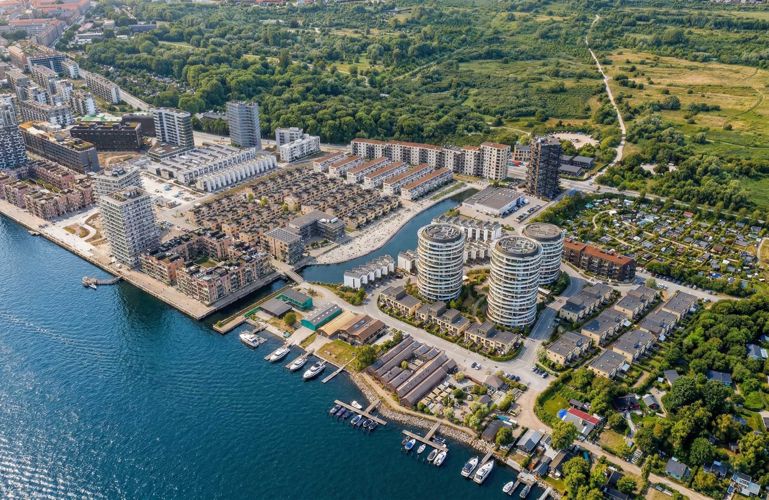 Luftfoto af området ved Islands Brygge – Bryggens Service kører på Islands Brygge